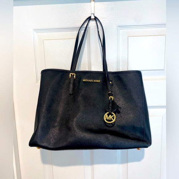 Michael Kors black purse with dust bag. - Picture 1 of 6